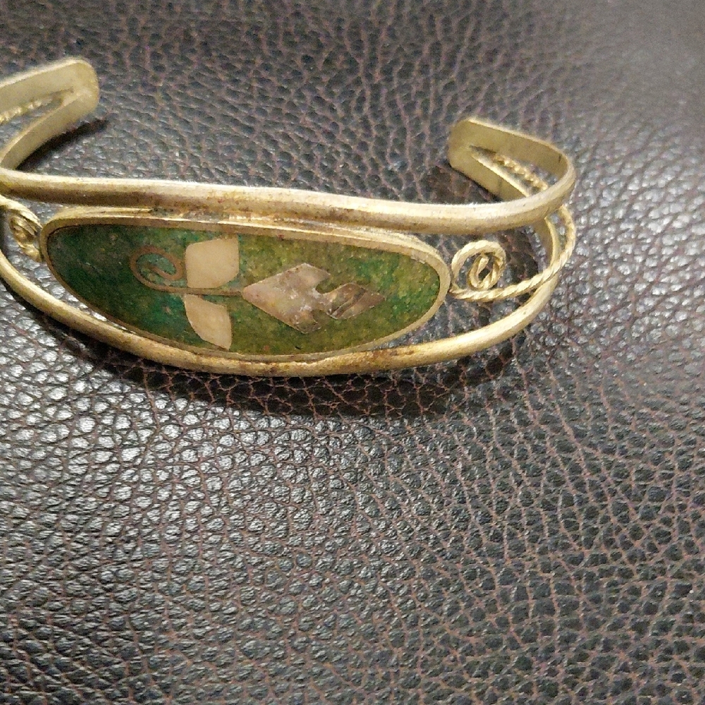 Elegant Gold and Green Women's Bracelet